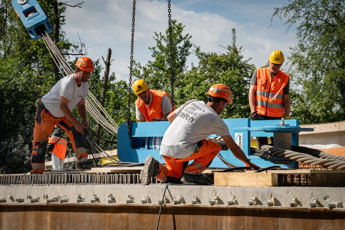 Transport von Brueckenplatte über dem Aabach in Niederuster.